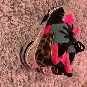 Woman’s size 7 shoes: worn few times: in great shape: $30 comment if interested!